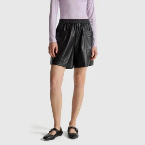 Bermudas em tecido efeito pele