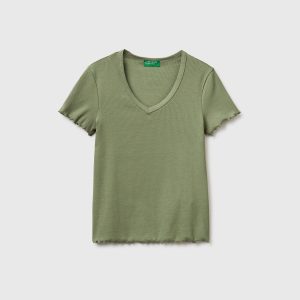 T-shirt decote em V canelado