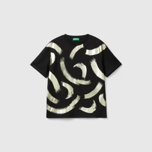 T-shirt com estampa laminada