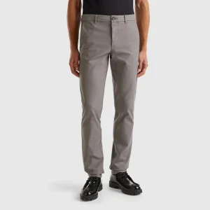 Chinos slim fit em algodão stretch