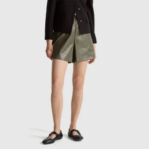 Bermudas em tecido efeito pele