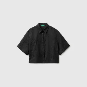 Camisa cropped com bordados florais