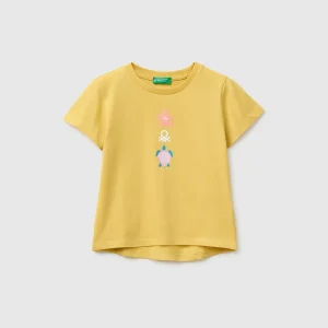 T-shirt com estampa e bordado