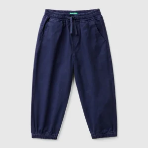 Joggers em algodão stretch com cordão de ajuste