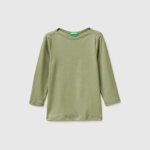 T-shirt slim fit com decote à barco