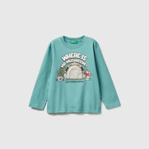 T-shirt com estampa e aplicação