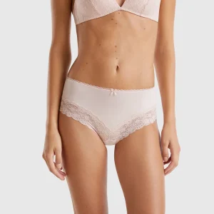 Cueca brasileira com insertos em renda