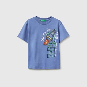 T-shirt com estampa e aplicação