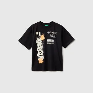 T-shirt com estampa frente e verso