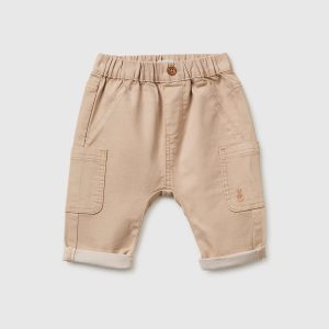 Calças com bolsos laterais