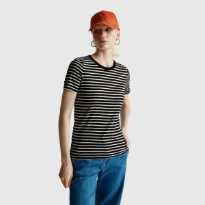 T-shirt de gola redonda às riscas