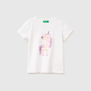 T-shirt com estampa glitter
