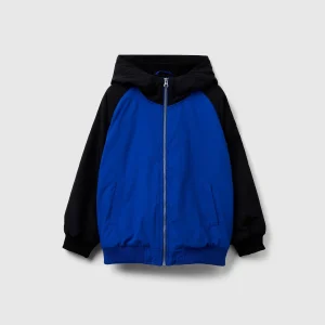 Blusão em nylon com capuz