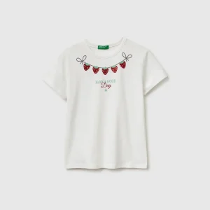 T-shirt com estampa glitter