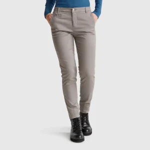 Chinos slim fit em algodão cinzento