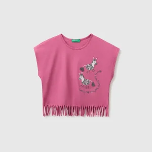 T-shirt com franjas e bordado