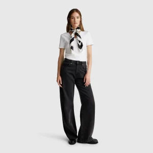 T-shirt em algodão puro com decote em V