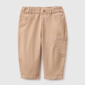 Calças com bolso pequeno bordado