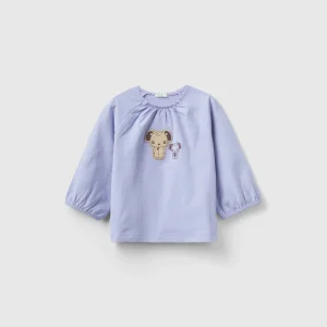 T-shirt com bordado e patch