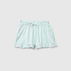Shorts estampados com folhos