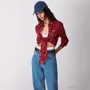 Camisa com estampa bandana e nó