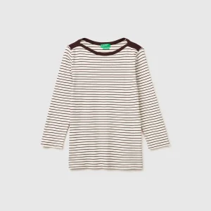 T-shirt às riscas com decote à barco