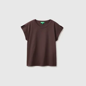T-shirt com rachas na manga