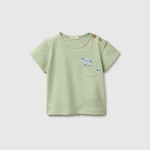 T-shirt com bolso pequeno e animalzinho