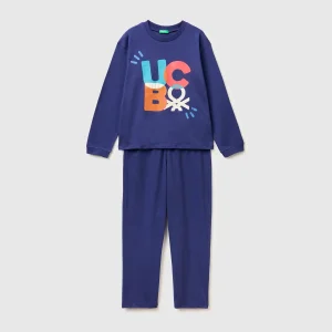 Pijama confortável com estampa logótipo