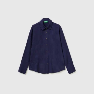 Camisa fluida às riscas