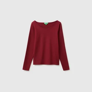 T-shirt slim fit com decote amplo