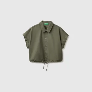 Camisa cropped com cordão de ajuste