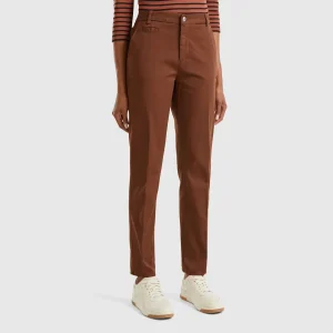 Chinos slim fit em algodão marrom escuro