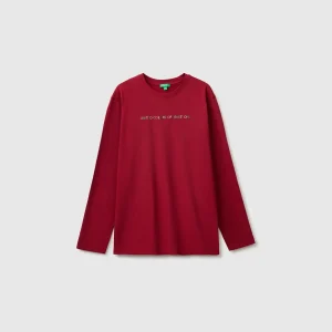 T-shirt com estampa e bordado